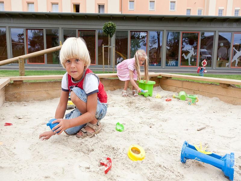 JUFA Hotel Weinviertel - Eselsmühle Seefeld-Kadolz Exterior foto