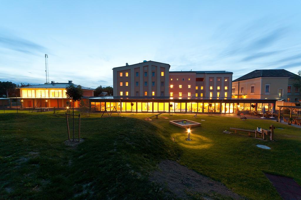JUFA Hotel Weinviertel - Eselsmühle Seefeld-Kadolz Exterior foto